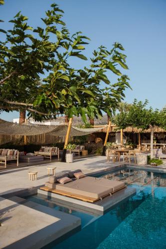 Bazén v ubytování Seesoo Paros Beachfront Resort nebo v jeho okolí