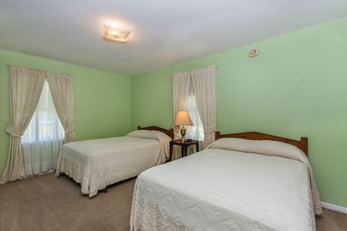 En eller flere senge i et værelse på Oma's House