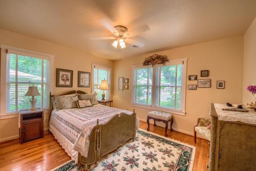 a bedroom with a bed and a ceiling fan at Das Mueller Haus in Fredericksburg