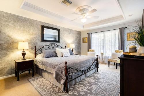 une chambre avec un lit et un miroir au mur dans l'établissement Villa Nicol, à Cape Coral