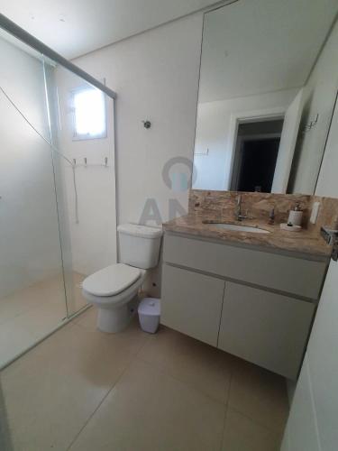 a bathroom with a toilet and a sink and a mirror at ANSNEGOCIOS APTO CHARMOSO PRAIA MARISCAL 101 Italy in Canto Grande