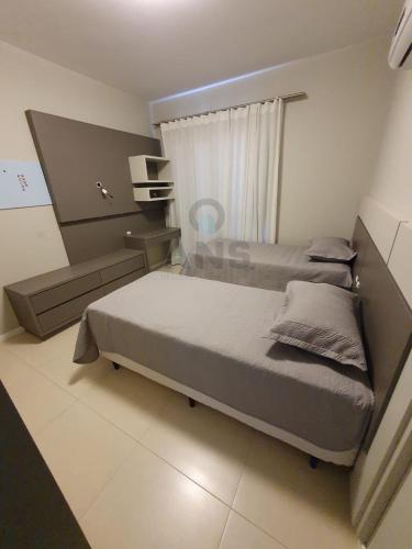a bedroom with two beds and a window at ANSNEGOCIOS APTO CHARMOSO PRAIA MARISCAL 101 Italy in Canto Grande