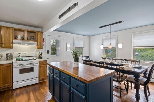 Cuisine ou kitchenette dans l'établissement Great Location! Colleges! Hiking! Ithaca Commons!