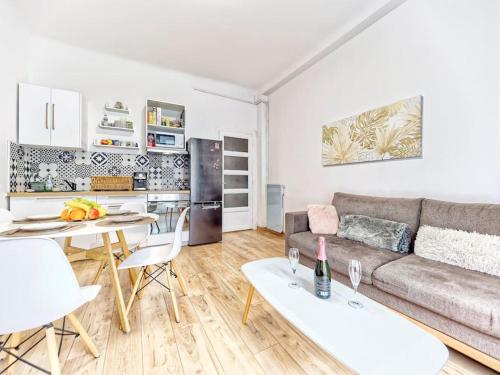 un salon avec un canapé et une table dans l'établissement Centre Ville- Superbe Appartement T2-Cosy-Wifi, à Nice