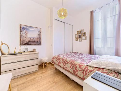 une chambre avec un lit, une commode et une fenêtre dans l'établissement Centre Ville- Superbe Appartement T2-Cosy-Wifi, à Nice