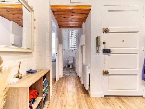 un couloir avec une porte blanche et des toilettes dans l'établissement Centre Ville- Superbe Appartement T2-Cosy-Wifi, à Nice
