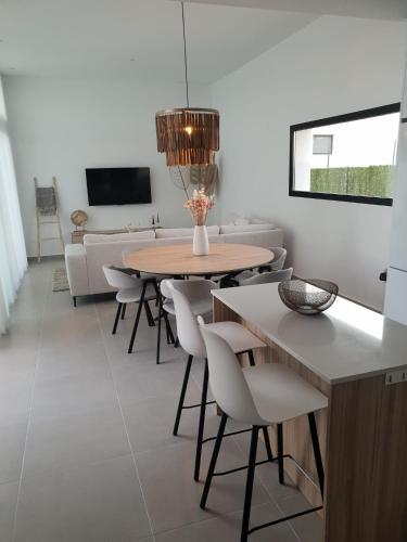 a dining room with a table and chairs at Casamarcati in Calasparra