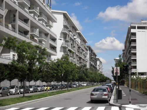 una calle con coches aparcados al costado de un edificio en Accogliente Appartamento - Milan, en Milán
