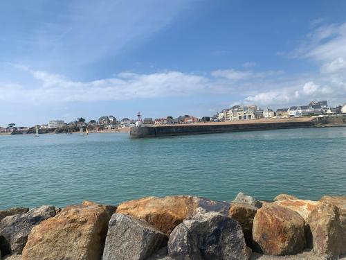 un groupe de rochers dans l'eau à côté d'une plage dans l'établissement Maison de vacances à 5 kilomètres des plages,Calme et sérénité, à Landevieille