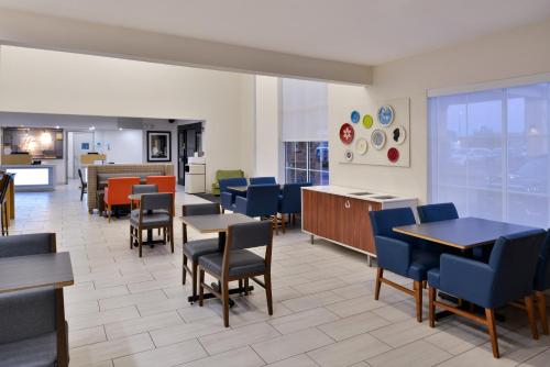 poczekalnia ze stołami i krzesłami w szpitalu w obiekcie Holiday Inn Express Hotel & Suites Farmington, an IHG Hotel w mieście Farmington
