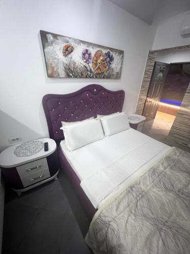 Un dormitorio con una cama y una mesa. en Ilio Boutique Hotel en Ksamil