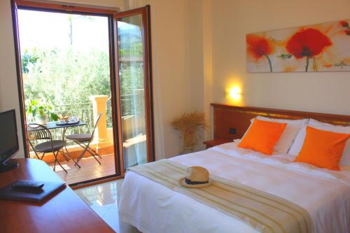 a bedroom with a bed with a hat on it at Hotel Residence Piccolo in Parghelia