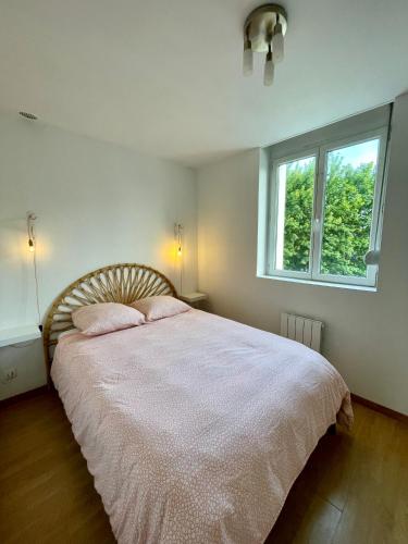 - une chambre avec un lit avec deux oreillers et une fenêtre dans l'établissement 35m2 à la Madeleine: Salon, Cuisine & sdb privés, à La Madeleine