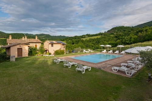Bazén v ubytovaní Relais Parco Del Subasio alebo v jeho blízkosti