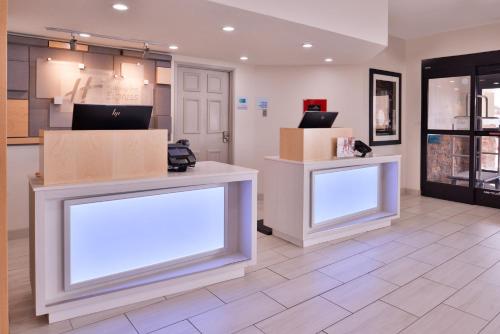 Μια τηλεόραση ή/και κέντρο ψυχαγωγίας στο Holiday Inn Express & Suites Farmington Bloomfield by IHG