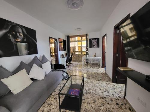 Affordable holiday accommodation for large families and groups at Las Canteras beach with 3 Bedrooms and Free Parking