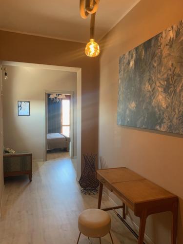- un salon avec une table en bois et un banc dans l'établissement AtticoGaribaldi, à Catane