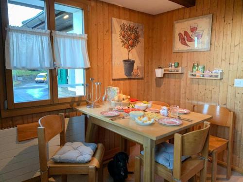 een keuken met een tafel met eten erop bij Afrika Zimmer mit Bergblick in Emmetten