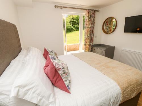 1 dormitorio con cama con almohadas y ventana en Amarone, en Ryde