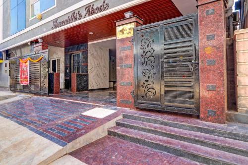 uma frente de loja com escadas em frente a um edifício em Collection O SV Delight Inn em Hyderabad