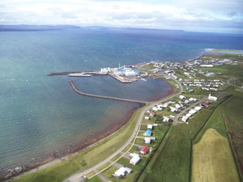 een luchtzicht op een klein eiland in het water bij Guesthouse Lyngholt in Þórshöfn