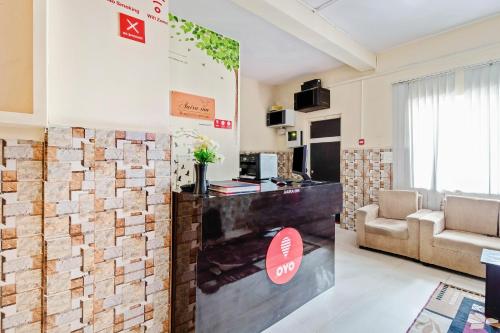 バンガロールにあるSuper Hotel O Aaira Innのロビーにフロントデスクがあります。