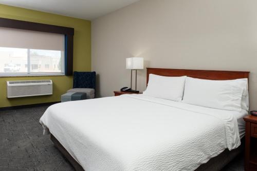 Ένα ή περισσότερα κρεβάτια σε δωμάτιο στο Holiday Inn Express & Suites Farmington Bloomfield by IHG