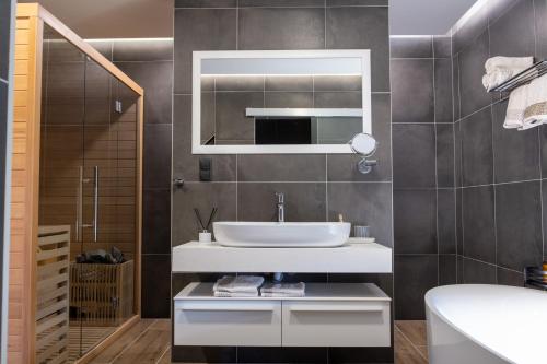 ein Badezimmer mit Waschbecken und Spiegel in der Unterkunft Villa of Senses in Bihać