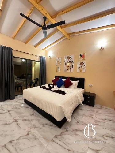 1 dormitorio con 1 cama grande en una habitación en Blue Coral Thoddoo, en Thoddoo