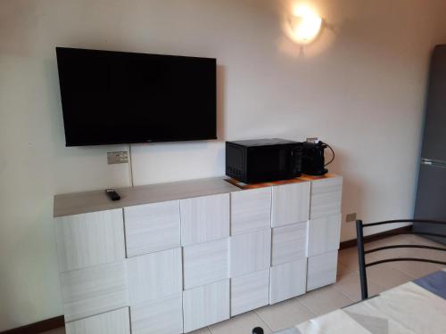 een tv op een dressoir in een kamer bij 200 passi in Cannero Riviera