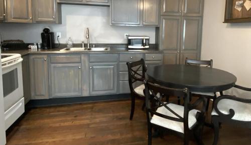 a kitchen with a table and chairs and a sink at Hotel Laurance in Luray