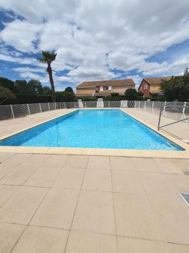 Villa dans résidence avec piscine , stationnement proche de la mer