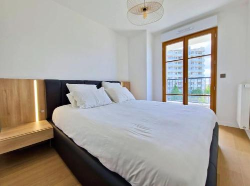 Postel nebo postele na pokoji v ubytování Sublime appartement 4 étoiles neuf T3 àPuteaux 61m2 proche La Défense, 10m2 de terrasse avec magnifique vue