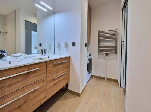 Koupelna v ubytování Sublime appartement 4 étoiles neuf T3 àPuteaux 61m2 proche La Défense, 10m2 de terrasse avec magnifique vue