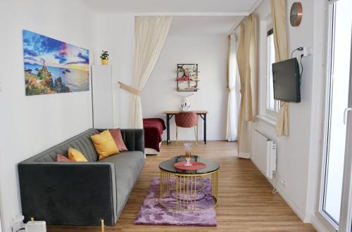 NEW City Terrace Apartment And Open Kitchen