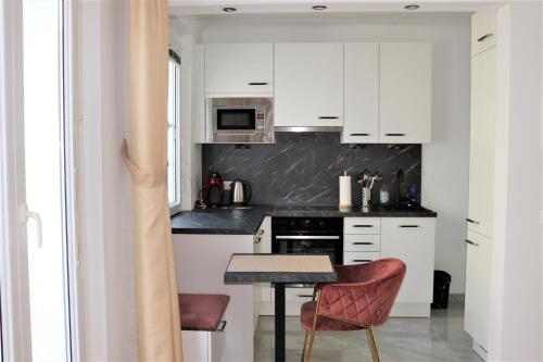 NEW City Terrace Apartment And Open Kitchen