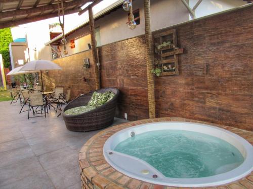a jacuzzi tub in the middle of a patio at Pousada Sr. Ivan in Serra do Cipo