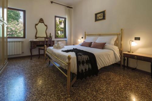 a bedroom with a bed and a table and a mirror at Giselda Courtyard Retreat in Venice