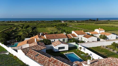 Luftaufnahme einer Villa mit dem Meer im Hintergrund in der Unterkunft Villa Marcus in Sainte-Marie-de-Ré