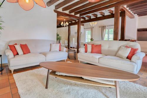 - un salon avec deux canapés blancs et une table basse dans l'établissement Le Haut Bois - à 5min du Zoo et centre-ville, à Saint-Aignan