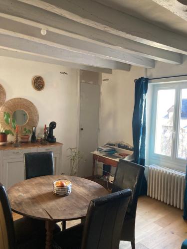 une salle à manger avec une table et des chaises et une fenêtre dans l'établissement Azay le rideau centre ville, à Azay-le-Rideau