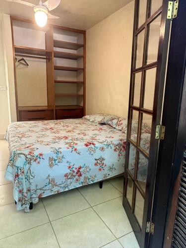 Katil atau katil-katil dalam bilik di Tenório Beach Hostel 400 MTS da praia do Tenório