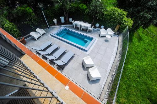 an overhead view of a pool with chairs and a table at Villa Paolina in Sulzano