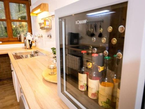 un frigorifero pieno di bottiglie di vino in cucina di Majestic apartment in Brakel a Brakel
