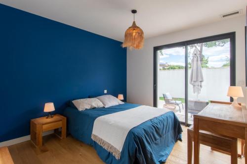 Posteľ alebo postele v izbe v ubytovaní LA CONTEMPORAINE au calme avec sa piscine, wifi fibre, 8 personnes