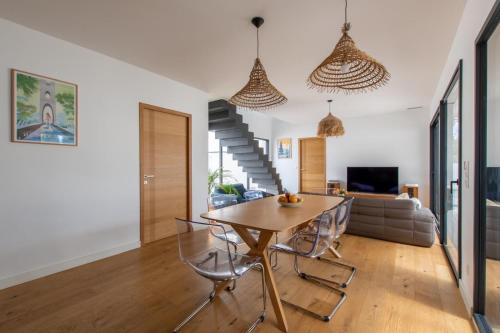 LA CONTEMPORAINE au calme avec sa piscine, wifi fibre, 8 personnes