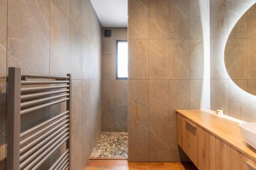 Kúpeľňa v ubytovaní LA CONTEMPORAINE au calme avec sa piscine, wifi fibre, 8 personnes