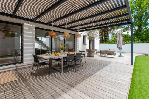 LA CONTEMPORAINE au calme avec sa piscine, wifi fibre, 8 personnes