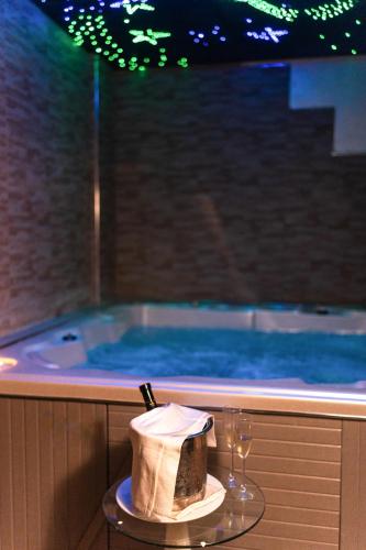 a hot tub with a bottle of wine and a glass at HOTEL CRISTALLO PAESTUM in Capaccio-Paestum