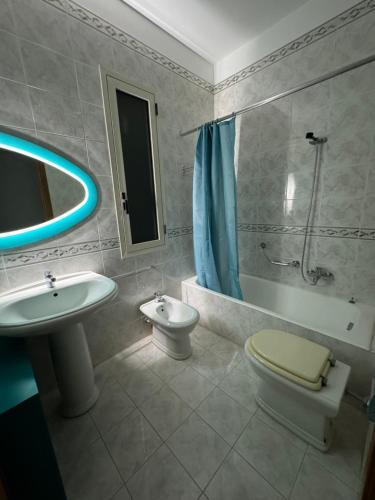 Baia VerdeにあるI love Baia Verde & spaの洗面台、トイレ、シャワー付きのバスルーム